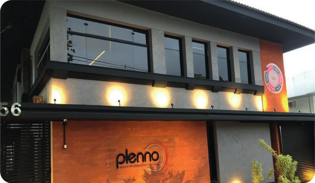 Entrada da matriz, com o letreiro plenno iluminado