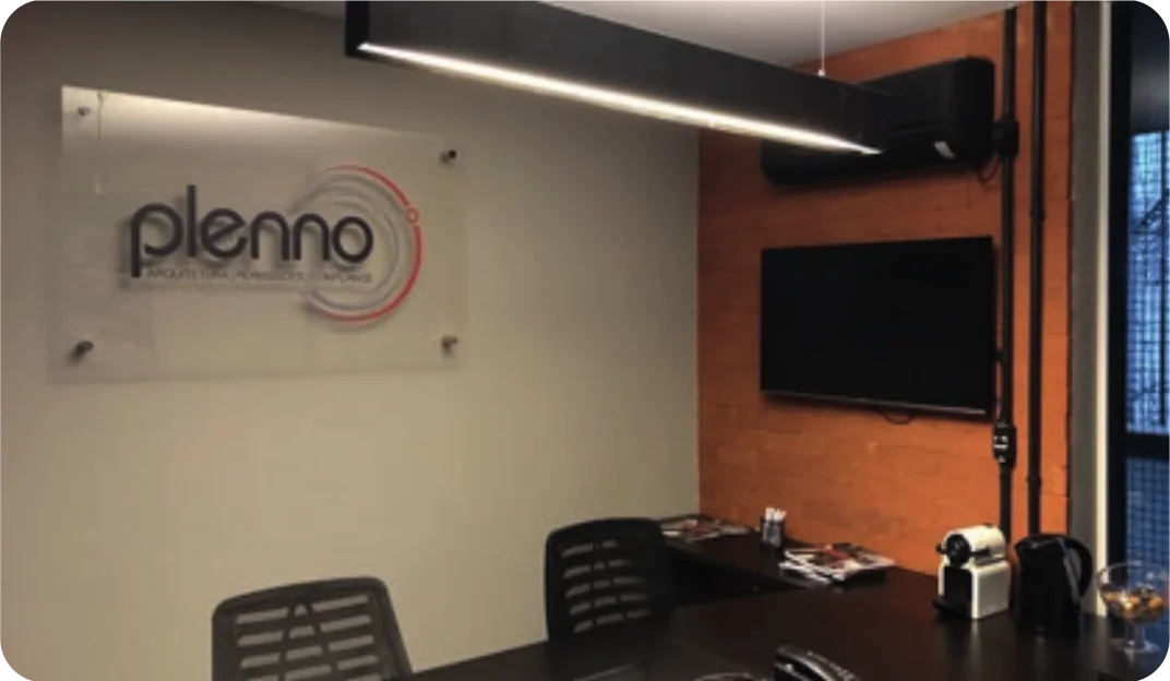 Sala de reunião com o logotipo da plenno